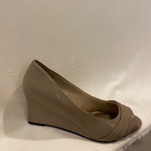 EUC - 8.5 W Lifestride memory foam peep-toe wedge - Taupe